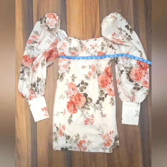 Romantic Floral Sweetheart Puff Sleeve Bodycon Mini Dress Medium Valentines NWOT - Picture 2 of 16